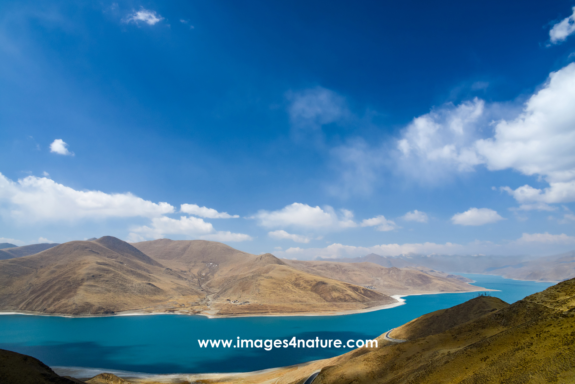 Scenic view of the turquoise Tibet's Yamdrok reservoir lake from Gampa Pass