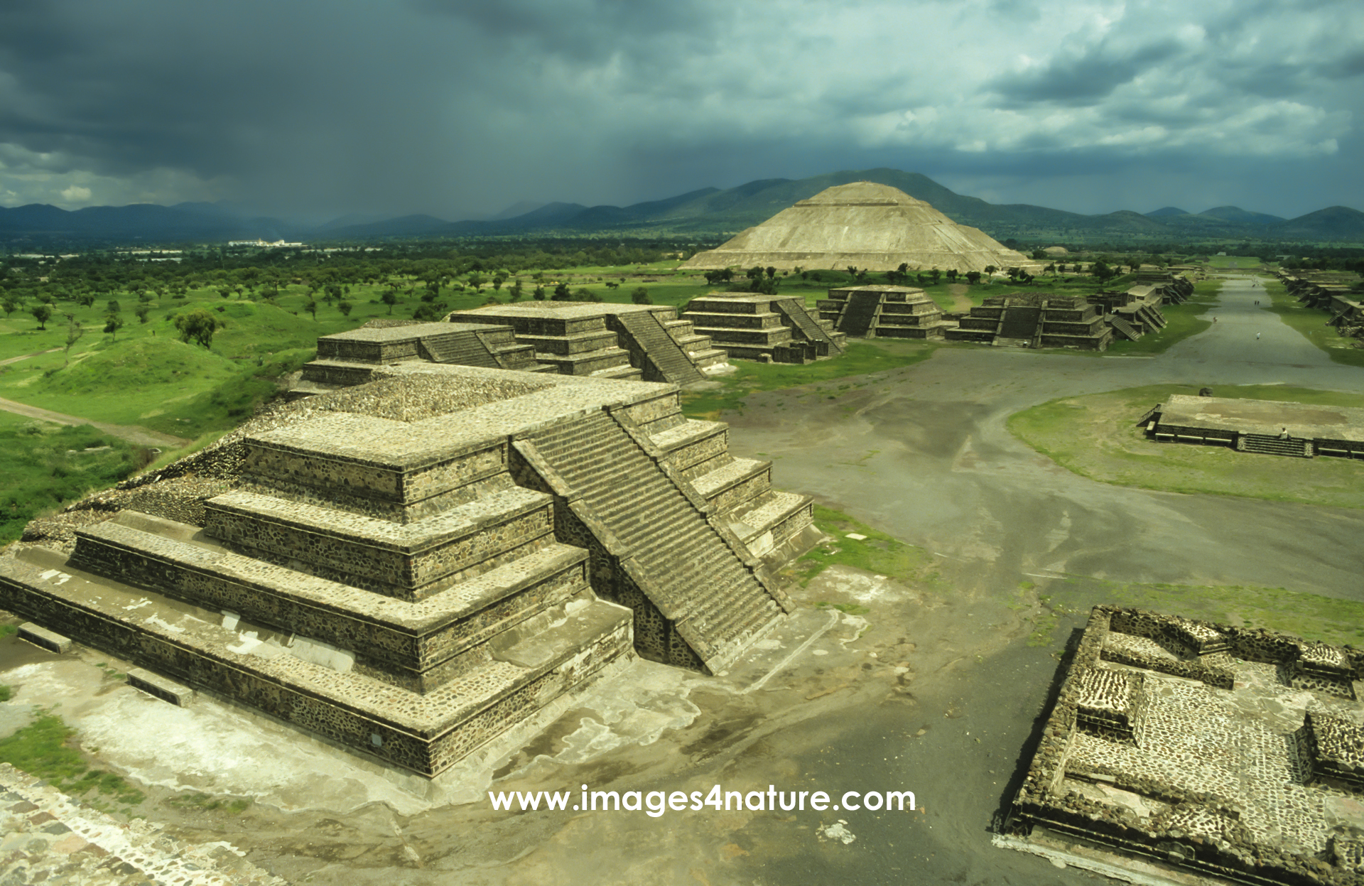 Panoramic view of Teotihuacán's main attractions including the Pyramid of the Sun and the Avenue of the Dead